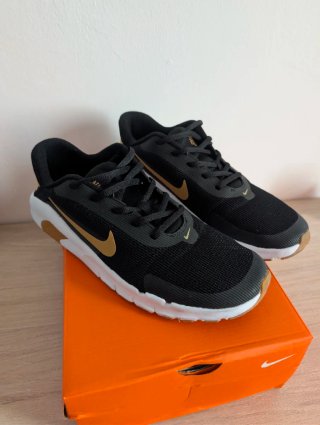 Nike Flex Train Negro y Dorado