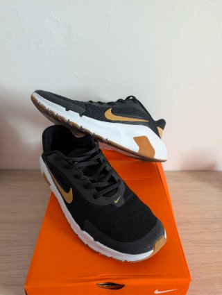 Nike Flex Train Negro y Dorado