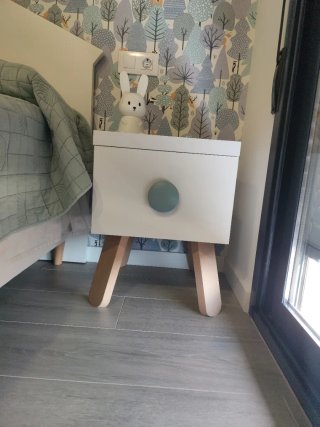 Mesita de noche blanca con patas con un cajón