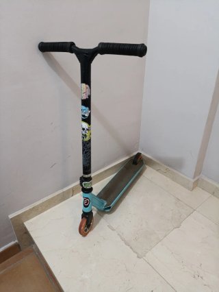 Monopatín infantil azul y negro