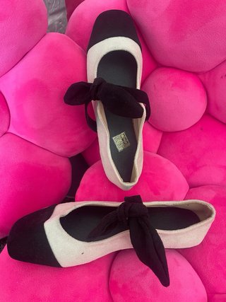 Bailarinas Chanel beige y negras con lazo