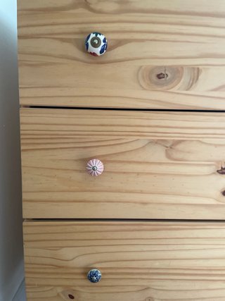 Cómoda de madera con tiradores de cerámica colores