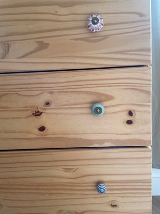 Cómoda de madera con tiradores de cerámica colores