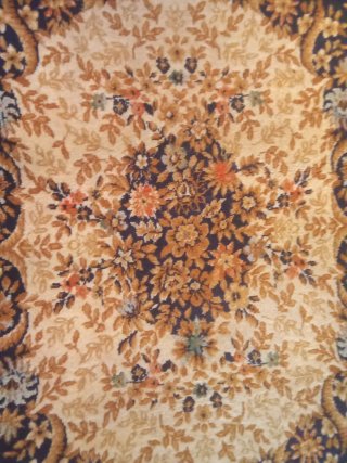 Alfombra de lana beige y dorada