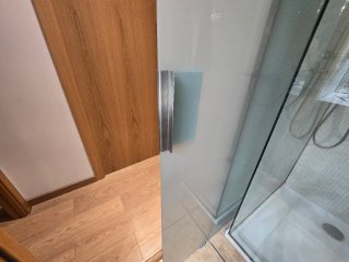 Puerta corredera de cristal con tirador de inox