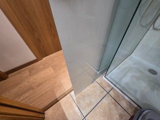 Puerta corredera de cristal con tirador de inox