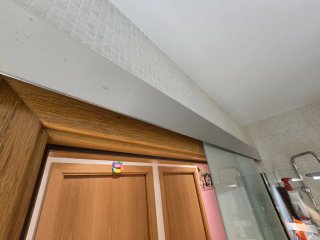 Puerta corredera de cristal con tirador de inox