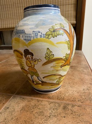 Jarrón de cerámica pintado a mano
