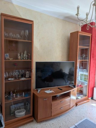 Mueble de salón con vitrinas y mesa de televisión