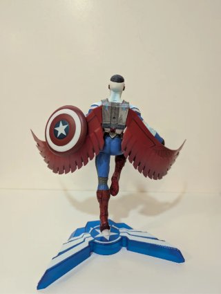 Figura Marvel Gallery Capitán América Sam Wilson