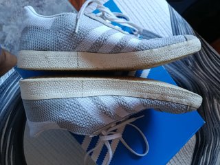 Zapatillas Adidas grises y blancas