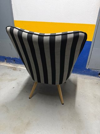 Sillón de tela a rayas