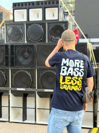 Camiseta More Bass Less Dramas Todas las tallas