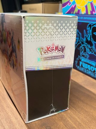 Caja Entrenador Élite Evoluciones Prismáticas
