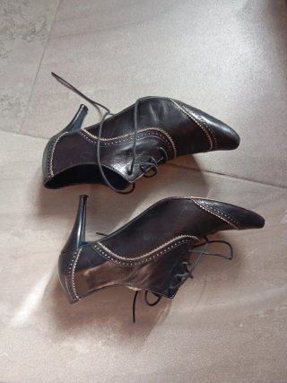 Zapatos de piel negros.Prrcio original 295 euros.S