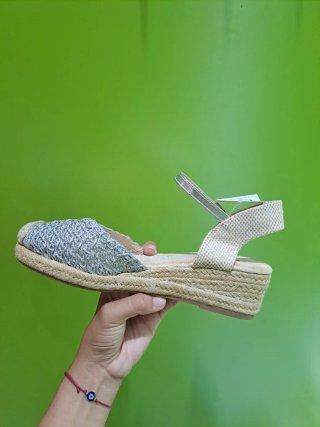 Sandalias cuña beige y plateadas nuevas