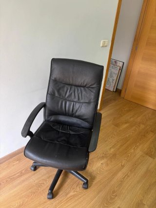 Silla de oficina ergonómica cuero acolchada negra