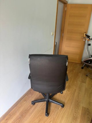 Silla de oficina ergonómica cuero acolchada negra