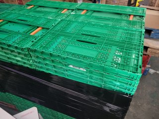 Cajas de plástico verdes apilables