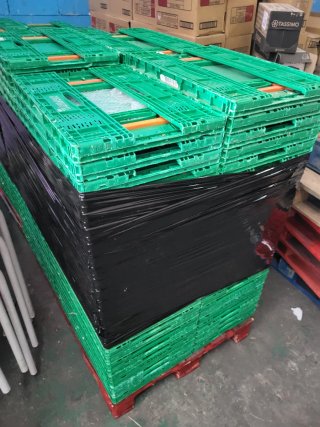 Cajas de plástico verdes apilables
