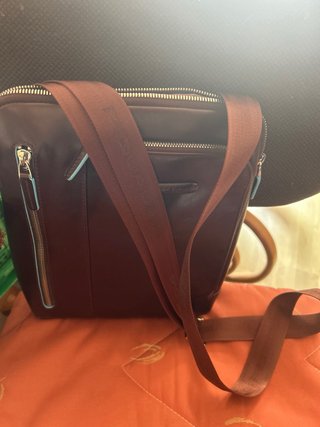 Borsa a tracolla Piquadro marrone da uomo. Pelle