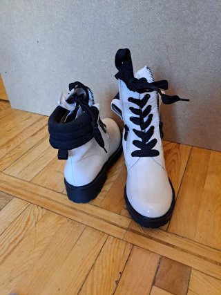 Botines con cordones y cremallera