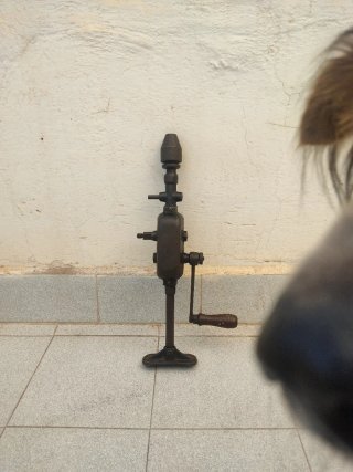 Taladro manual antiguo de manivela