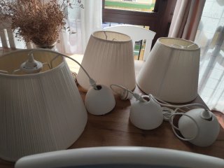 Lámpara de mesa y de techo blanca