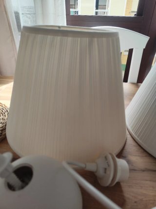 Lámpara de mesa y de techo blanca