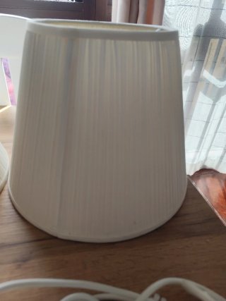 Lámpara de mesa y de techo blanca