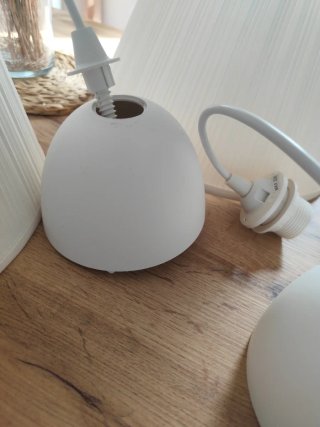 Lámpara de mesa y de techo blanca