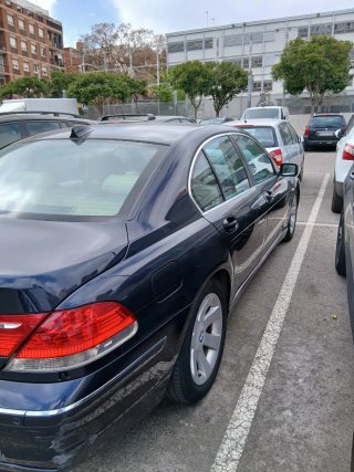 BMW Serie 7 2009 saca humo blanco