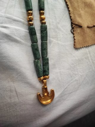 Collar de oro y minerales verdes