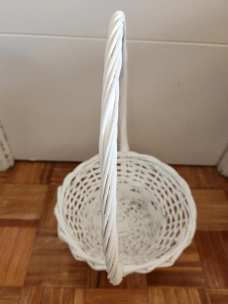 Cesta de mimbre blanca con asa