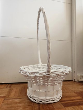 Cesta de mimbre blanca con asa