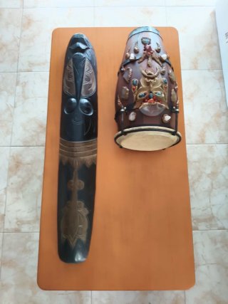 Tambor y máscara africana decorativa