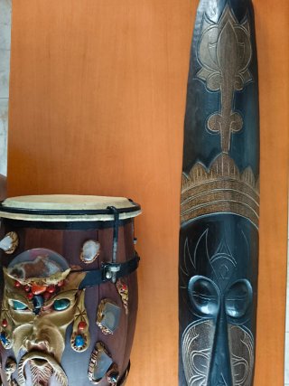 Tambor y máscara africana decorativa
