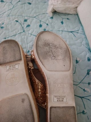 Sandalias doradas con brillo