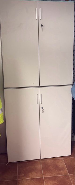 Mesa de oficina blanca con cajones