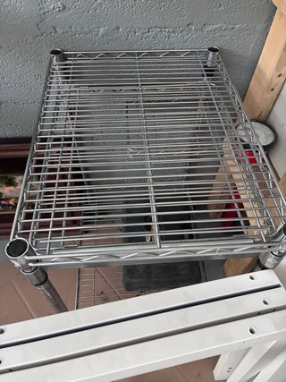 Mesa de oficina blanca con cajones