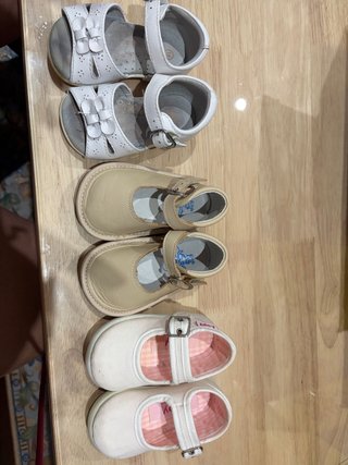 Zapatos niña beige y blancos