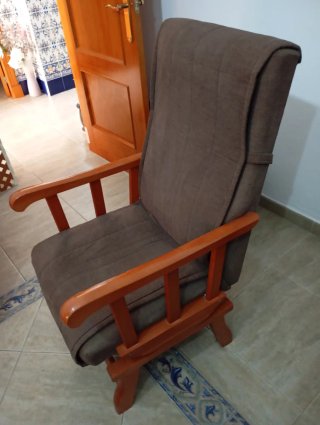Butaca mecedora de tela y madera