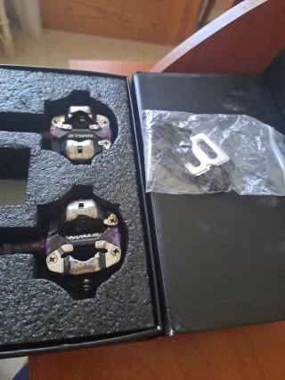Pedales SPD Btwin con calas en su caja.