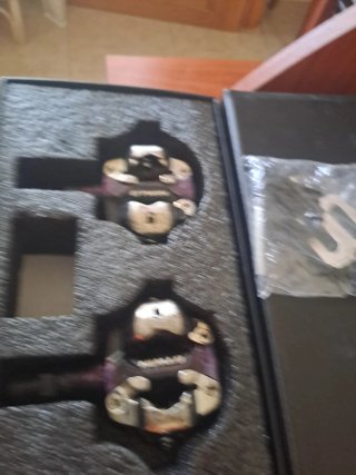 Pedales SPD Btwin con calas en su caja.
