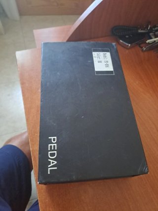 Pedales SPD Btwin con calas en su caja.