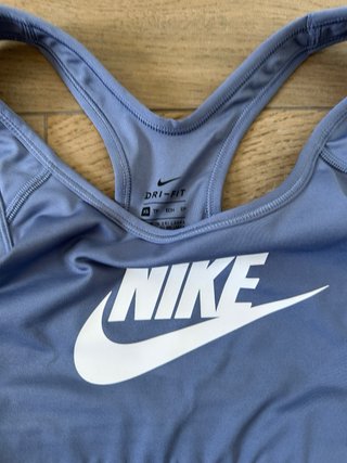 Top deportivo Nike morado Talla XS