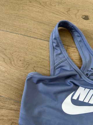 Top deportivo Nike morado Talla XS