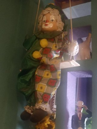 Payaso en columpio decorativo