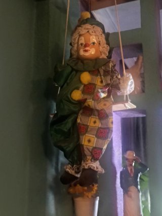 Payaso en columpio decorativo