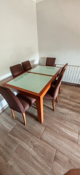 Mesa de comedor y mueble